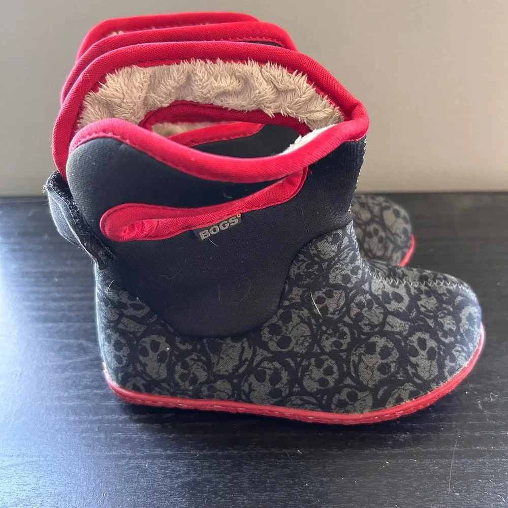 Bogs Baby Skulls Waterproof Insulated Boots Black Red Grey Kids Size 8 71448-009